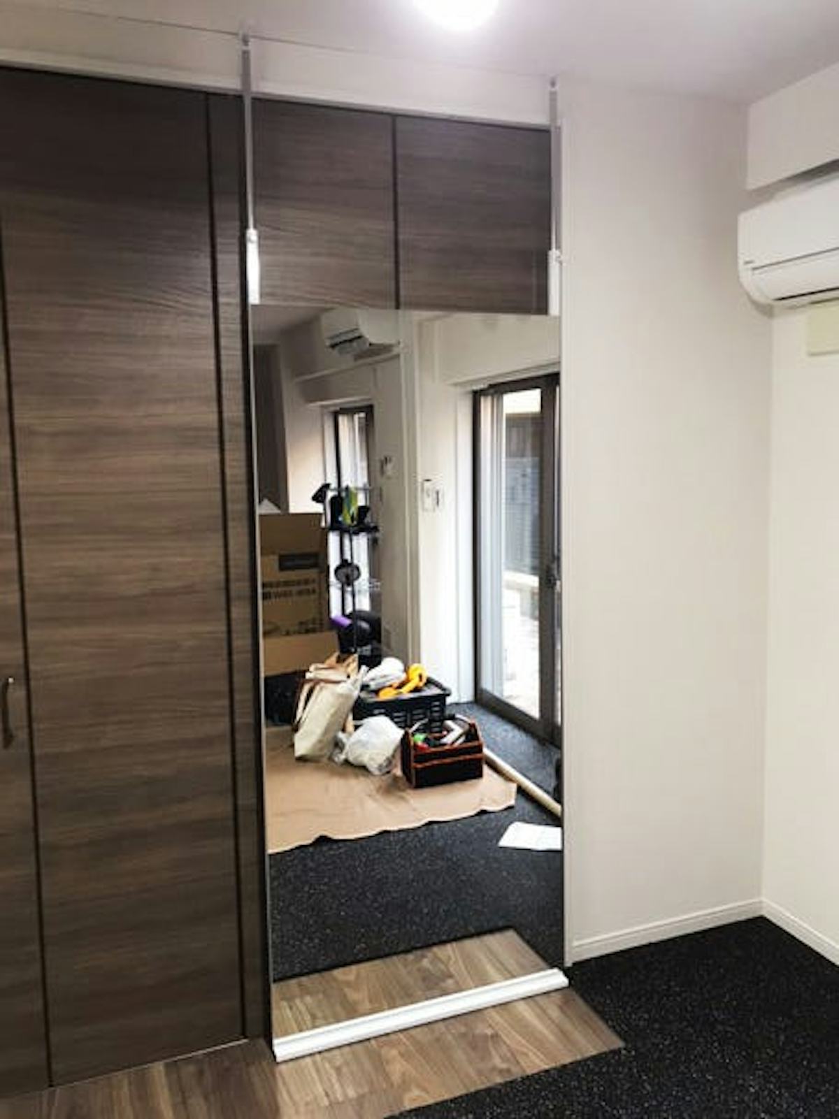 賃貸物件のホームジムに設置した大型ミラー