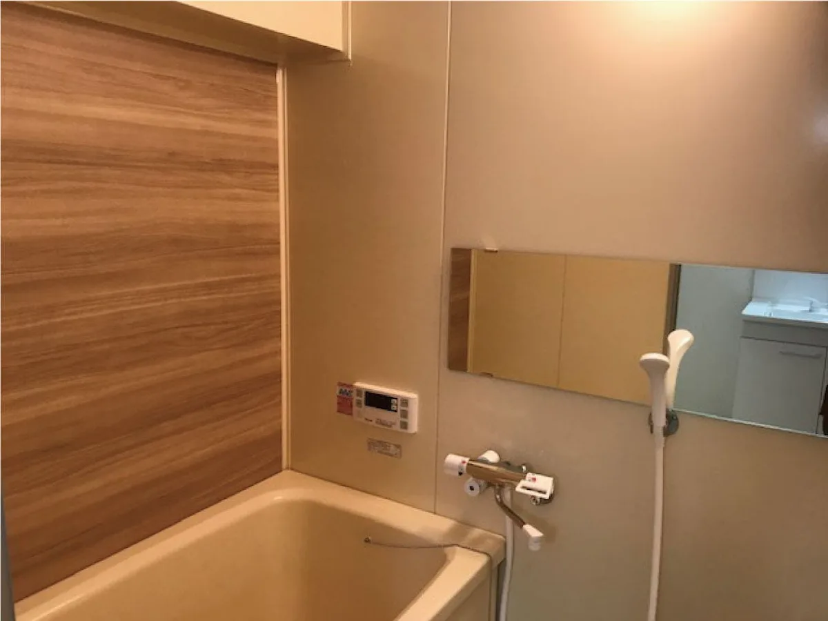 横長の浴室鏡を交換・ツメ金具で設置／M様