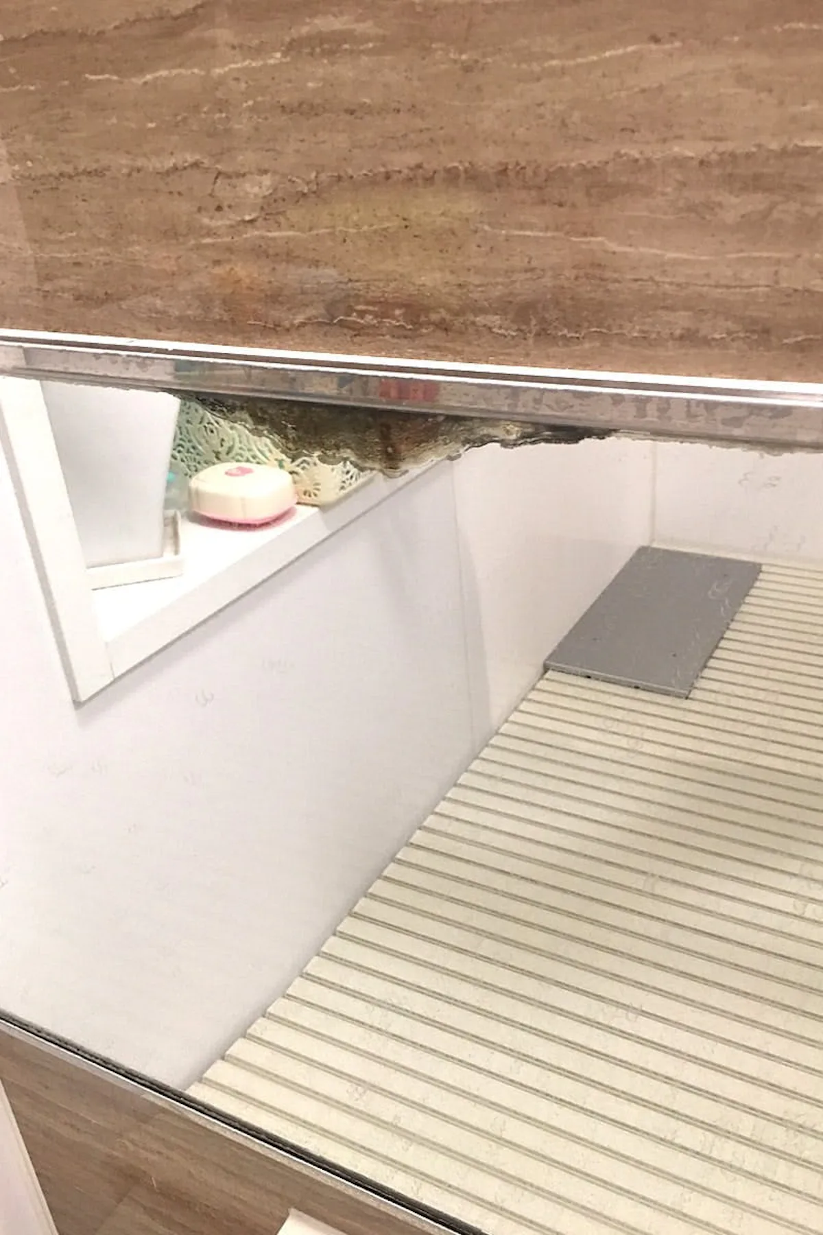 腐食や水垢で汚れた横長の浴室鏡を防湿ミラーHGに交換／K様 - 交換前(1)