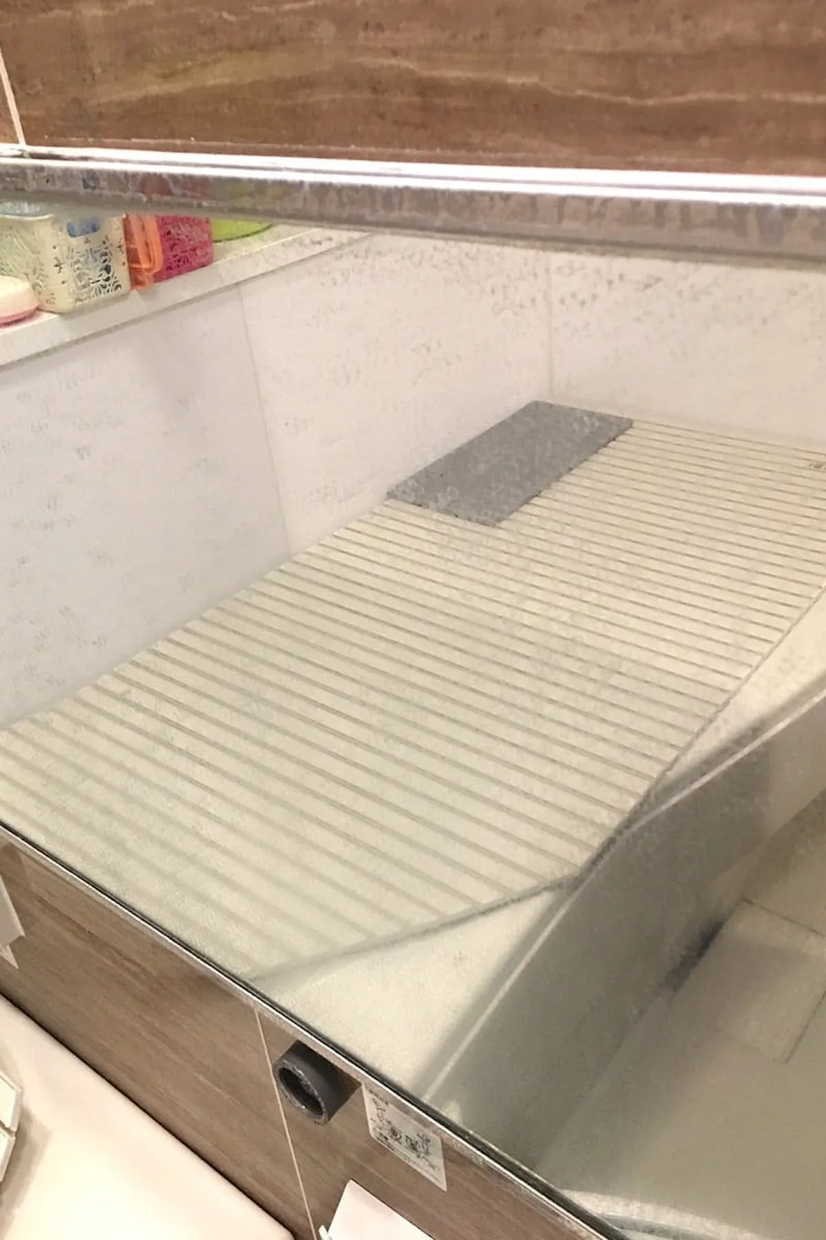 腐食や水垢で汚れた横長の浴室鏡を防湿ミラーHGに交換／K様 - 交換前(2)