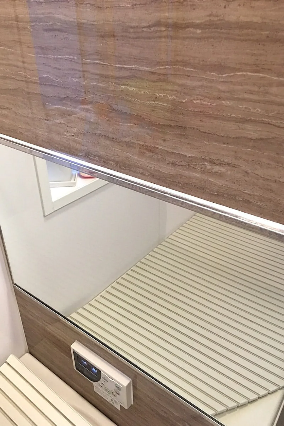 腐食や水垢で汚れた横長の浴室鏡を防湿ミラーHGに交換／K様 - 交換後(2)