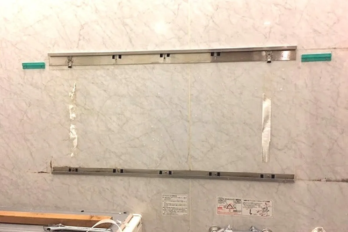 ご自身で横長の浴室鏡を防湿ミラーHGに交換／Y様 - 交換前