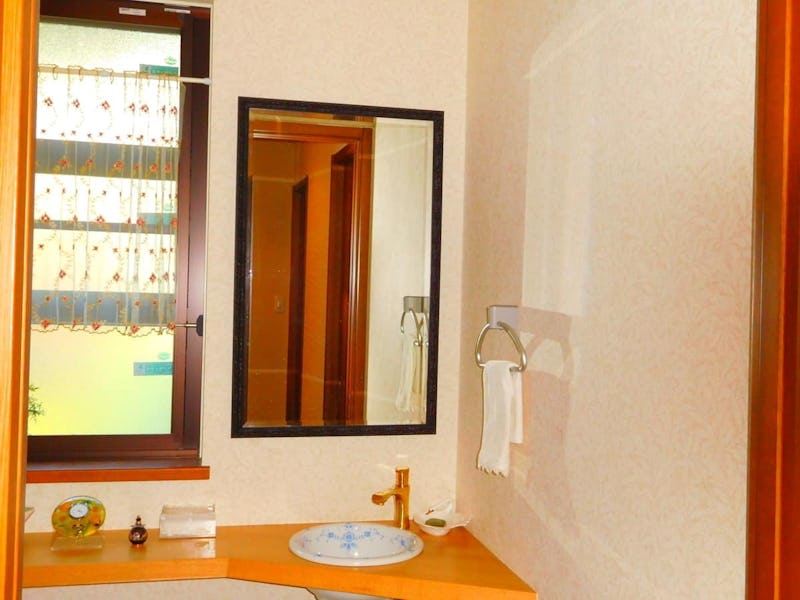 洗面所の鏡に 和風モダンミラーシリーズ「B-49500」を使用した事例 (岡山県岡山市 T様)