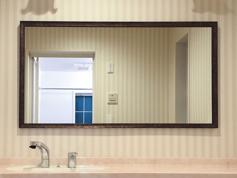 洗面所の大きな鏡に！オールドミラーシリーズ 「A-44031」 を使用した事例