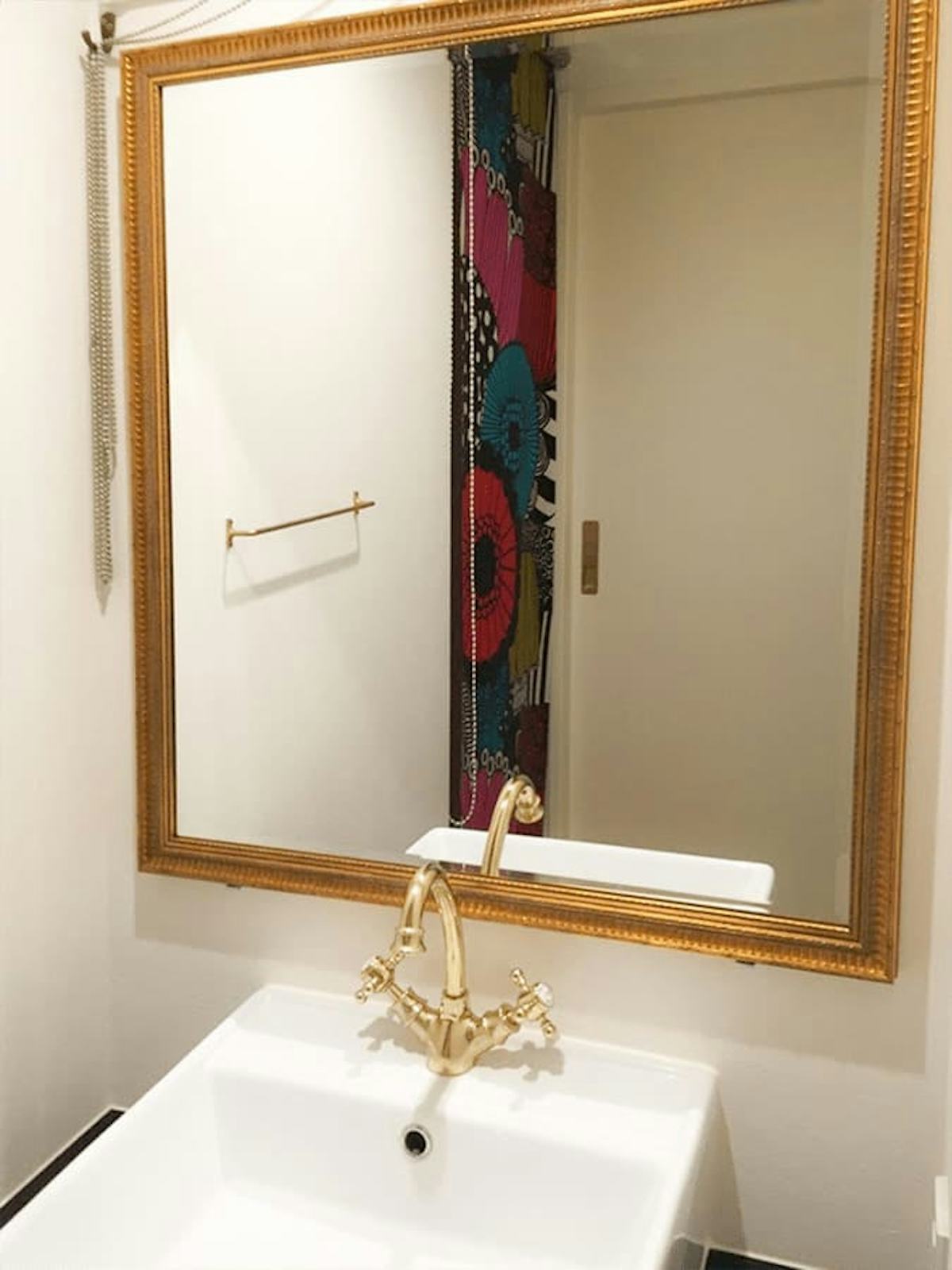 洗面所の鏡に使用した「アジアンミラーシリーズ A-682G」