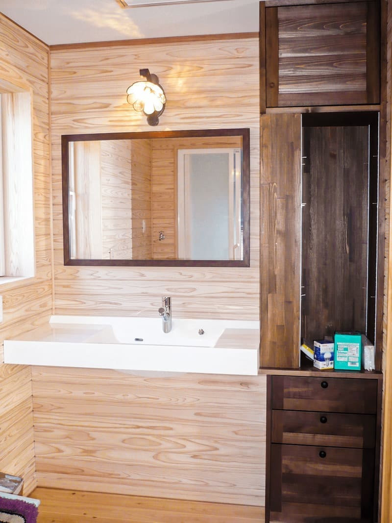 造作洗面台の鏡に！和風モダンミラーシリーズ「C-43015R」を使用した事例