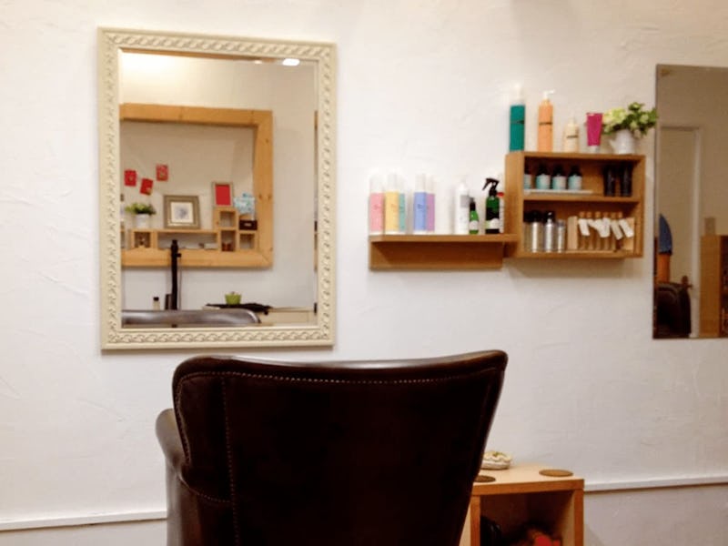 美容室の鏡に！バロック調ミラーシリーズ「32-9077」を使用した事例