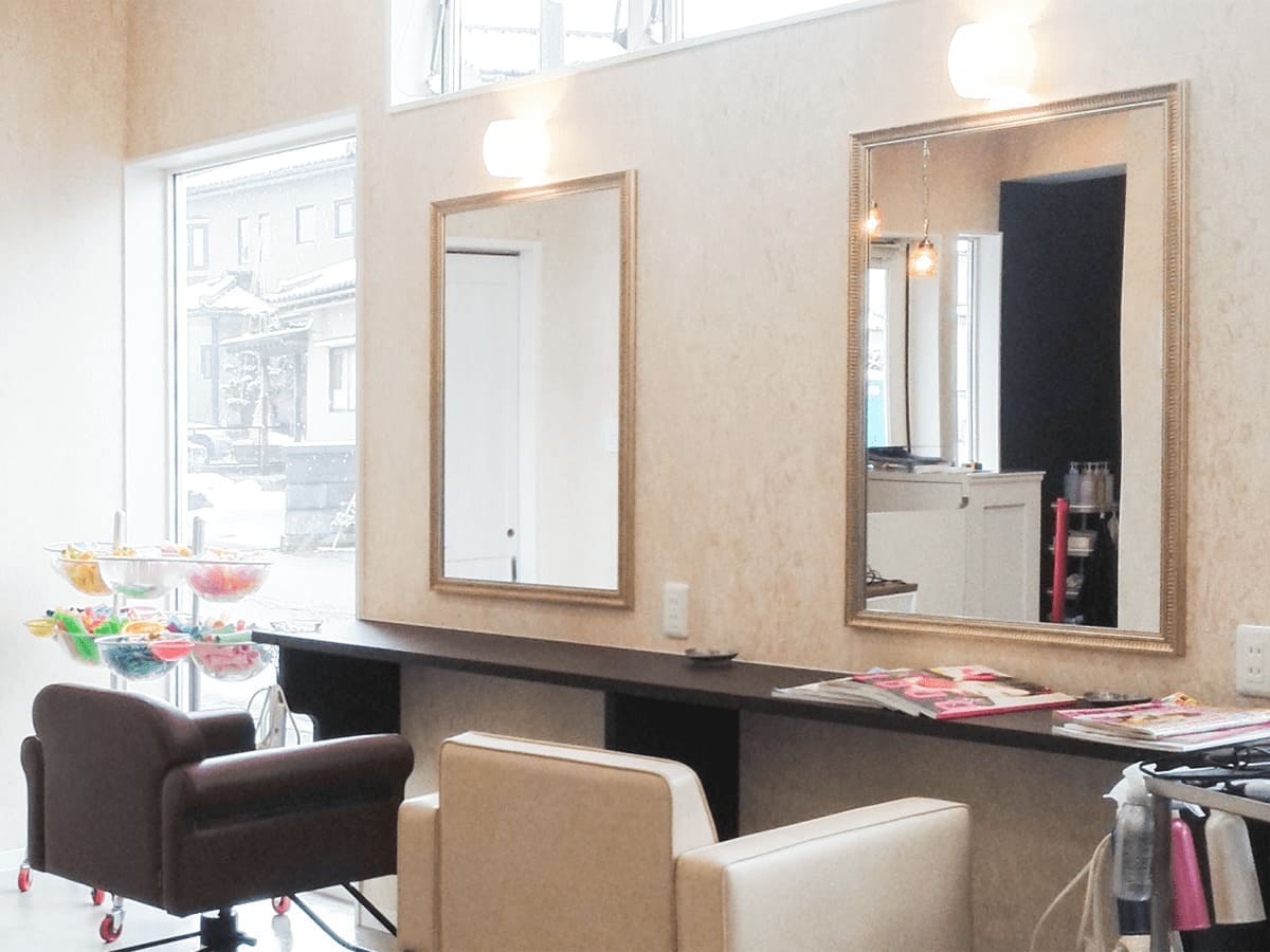 美容室の鏡に使用した「アジアンミラーシリーズ A-682S」 -1