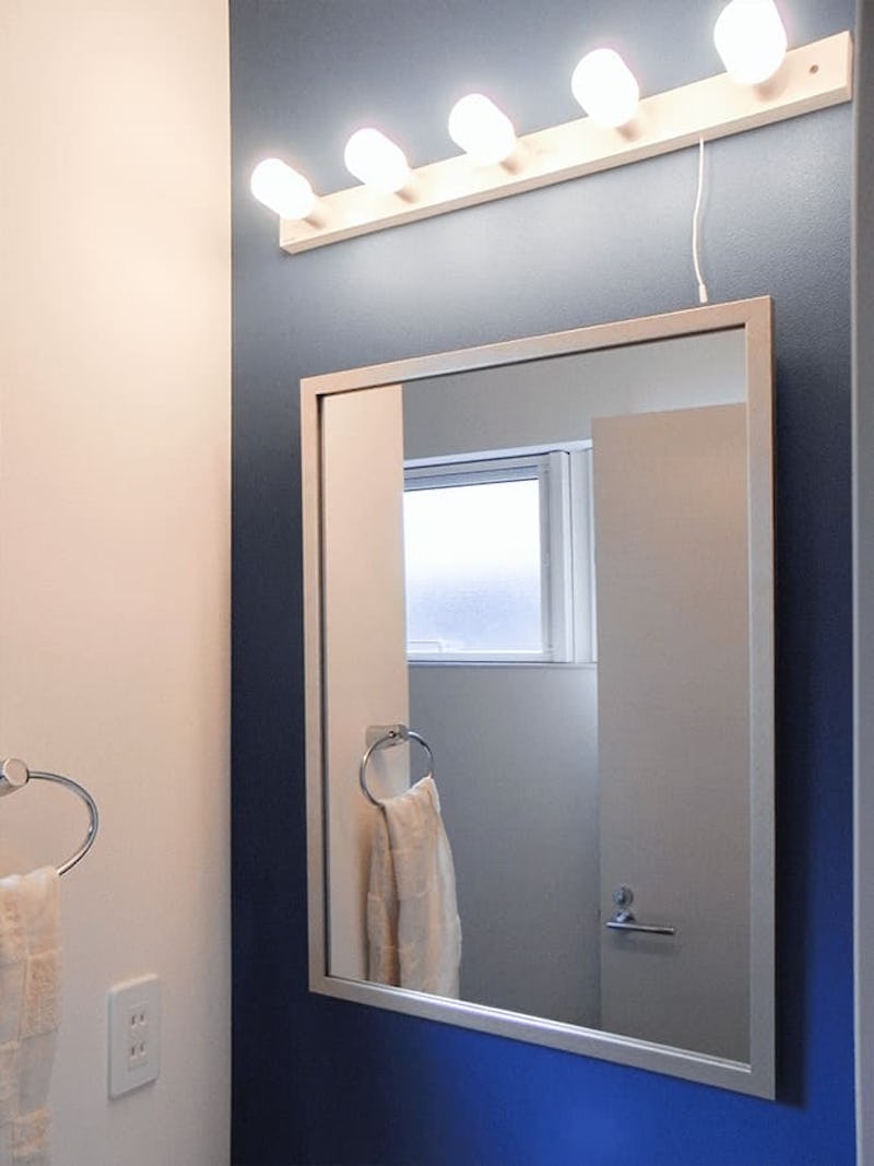 モダンな洗面所の鏡に！カジュアルミラーシリーズ「03-UH2015S」を使用した事例