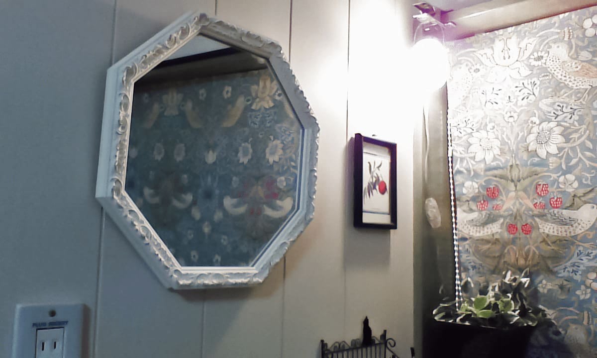 装飾鏡として設置した八角形のアンティークミラー