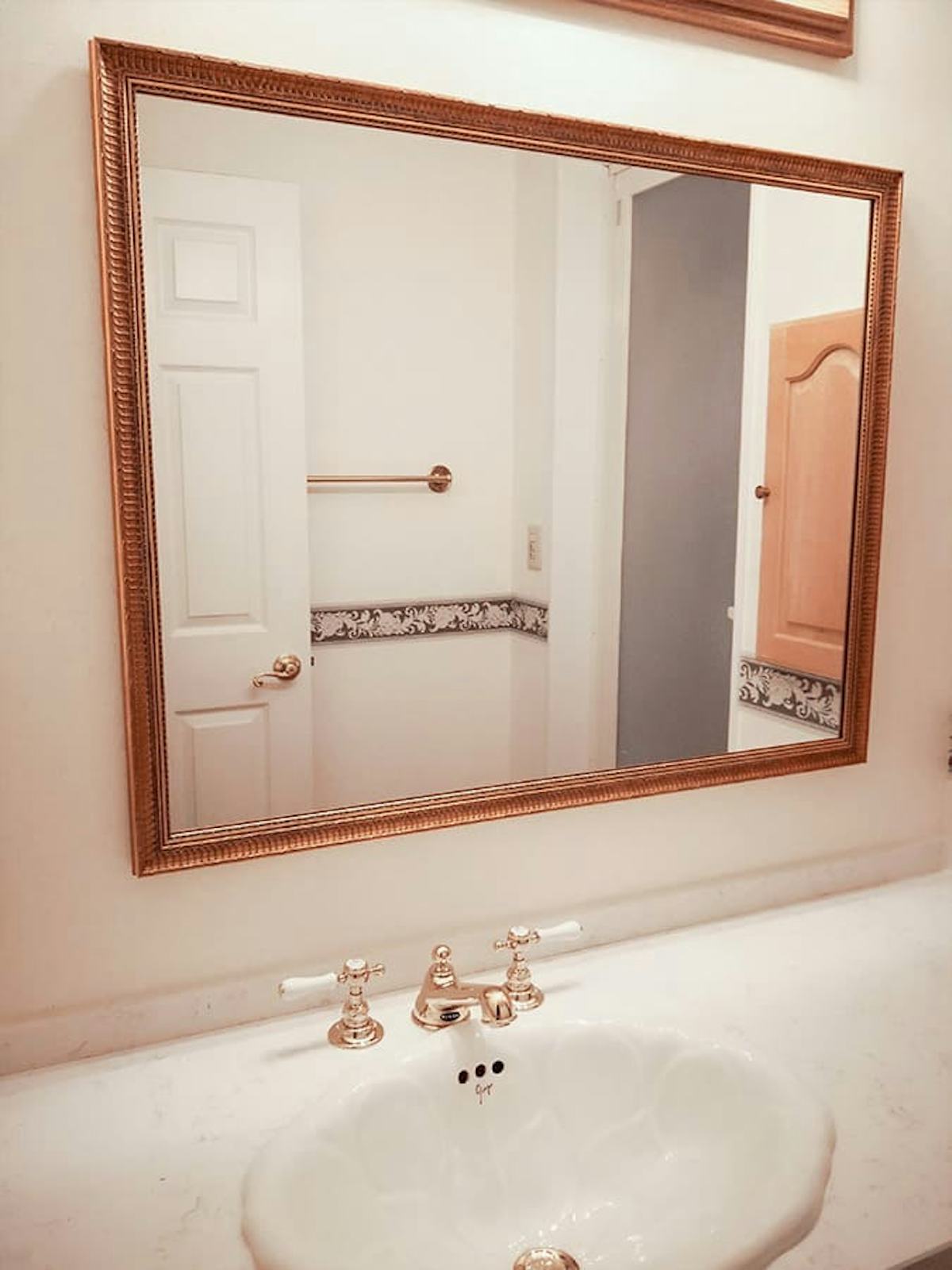 洗面所に設置したアンティークミラー