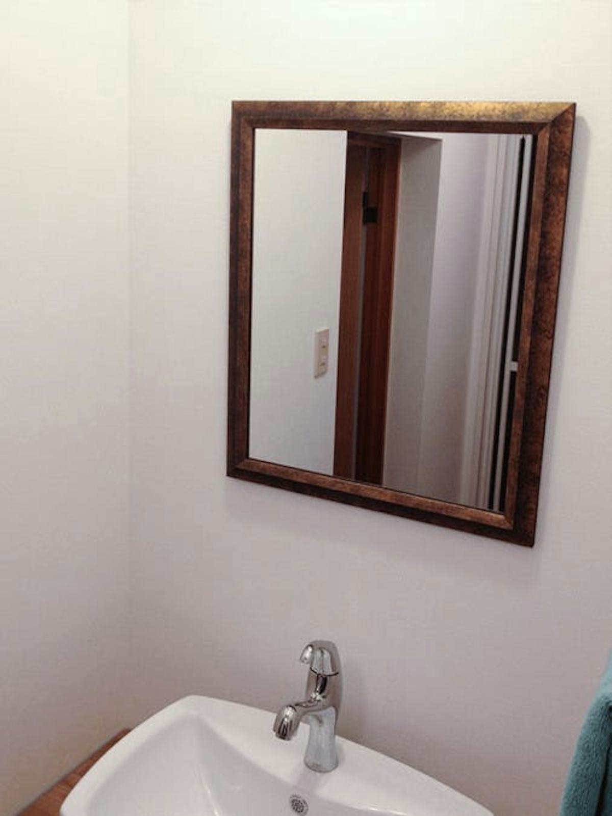 洗面所に設置したアンティークミラー