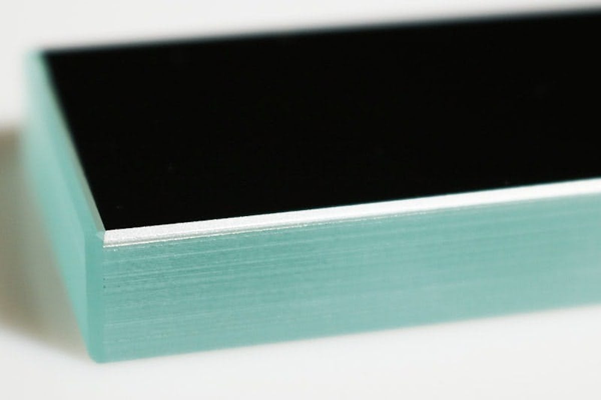 ガラスにアルミ蒸着した部分が銀色に光っている