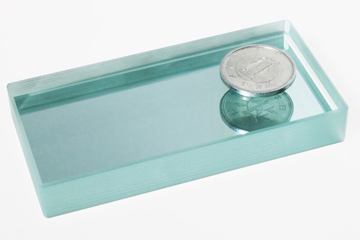 裏面も鏡として反射している