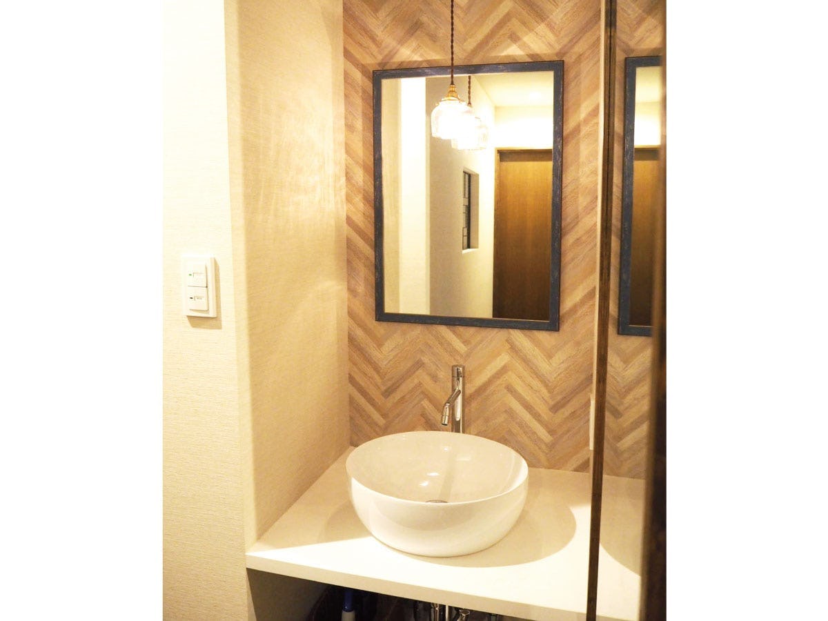 洗面所に設置したオールドミラーシリーズ「B-10167」