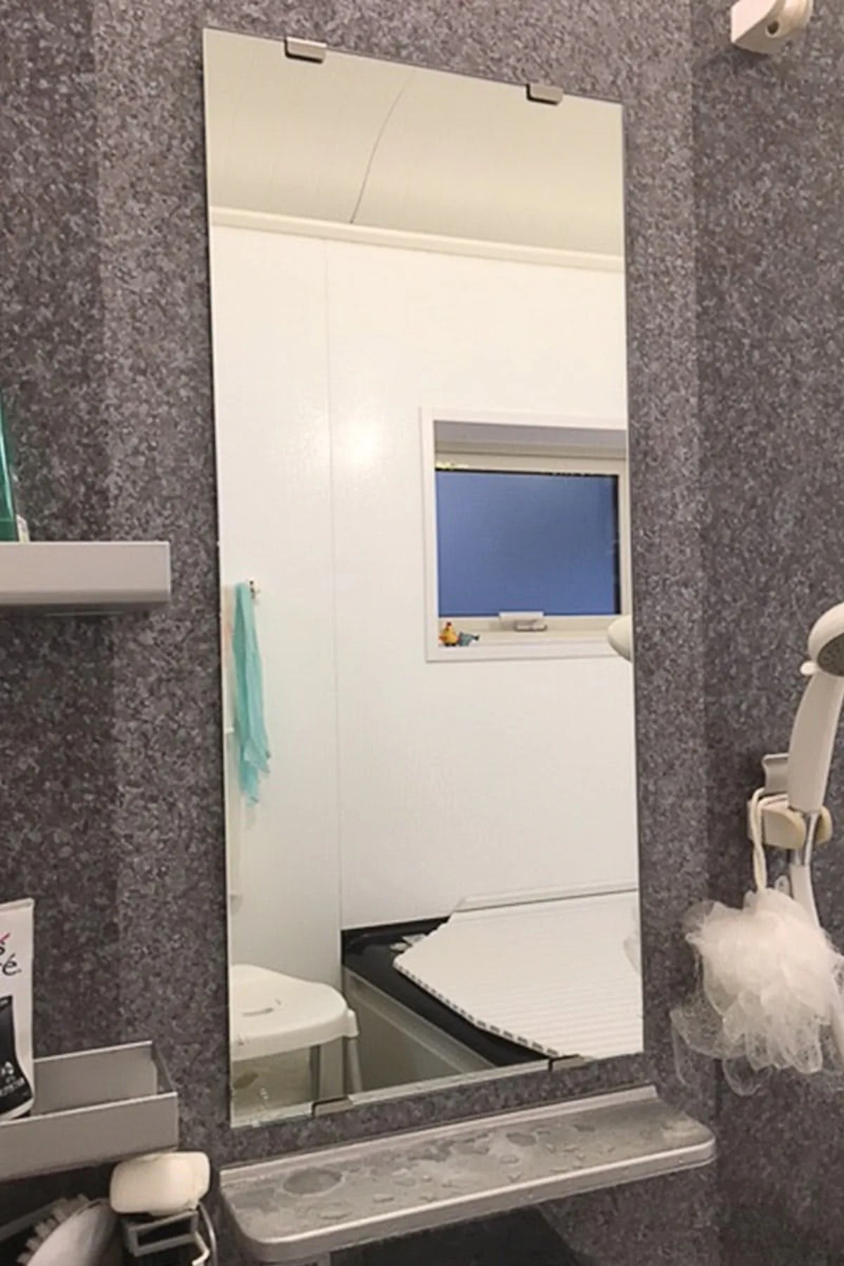 端から激しく腐食した縦長の浴室鏡を防湿ミラーHGに交換／M様 - 交換後