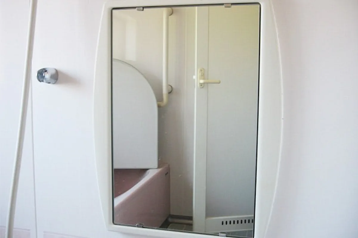 フレームにツメ金具がある浴室鏡を防湿ミラーHGに交換／I様 - 交換後