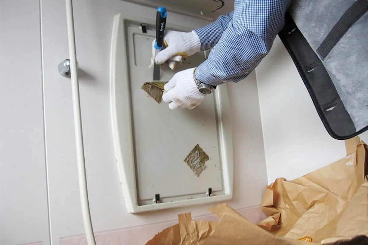 フレームにツメ金具がある浴室鏡を防湿ミラーHGに交換／I様 - 交換中(3)