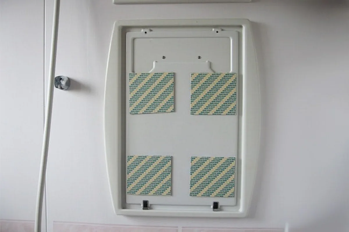 フレームにツメ金具がある浴室鏡の交換／I様 - 交換様子(5)