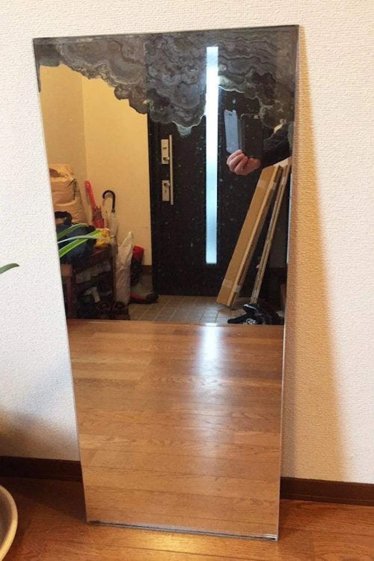 黒ずみ・腐食した縦長の浴室鏡を防湿ミラーHGに交換／S様 - 交換前