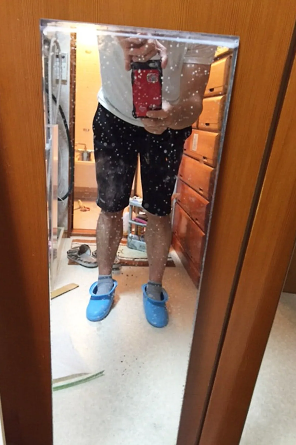 棚付きの縦長の浴室鏡を防湿ミラーHGに交換／A様 - 棚と鏡を取り外した様子(2)