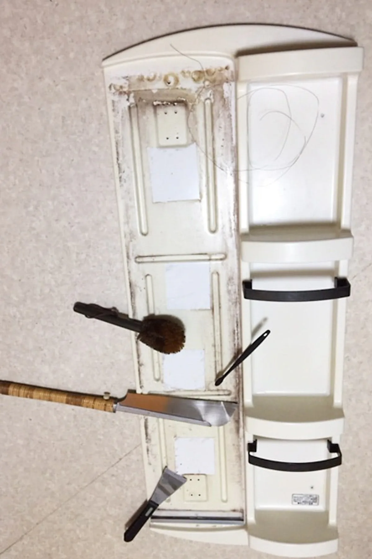 棚付きの縦長の浴室鏡を防湿ミラーHGに交換／A様 - 棚と鏡を取り外した様子(1)