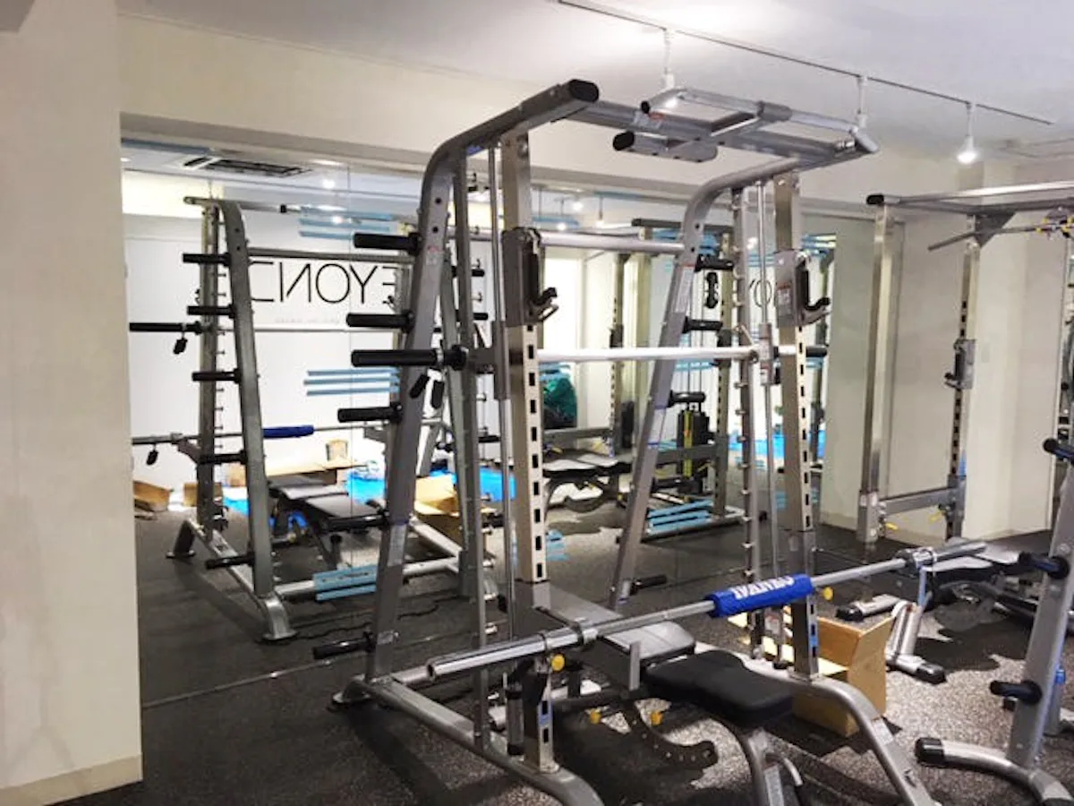 フィットネスクラブ用の全身鏡 施工後の壁