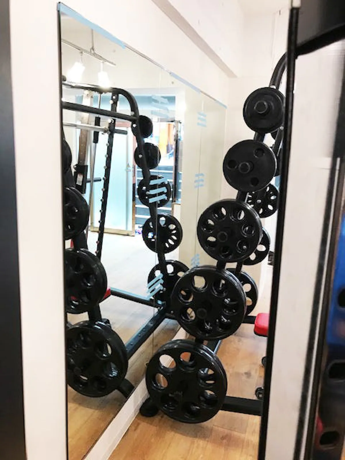 フィットネス用の大型鏡