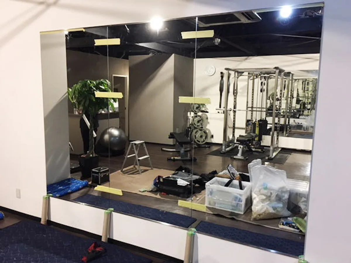 フィットネスクラブ用の全身鏡 施工後の壁