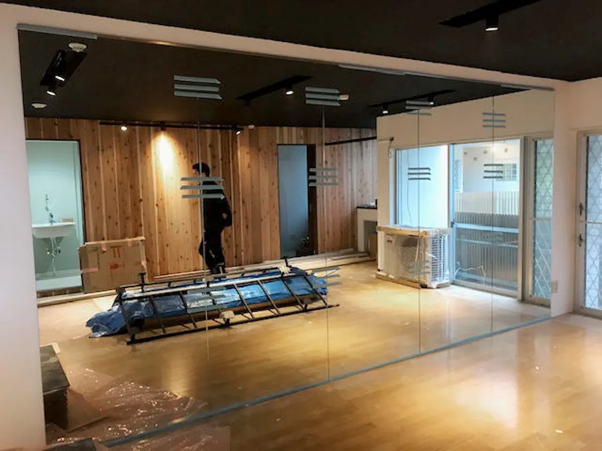 フィットネスジムに導入した大型の姿見