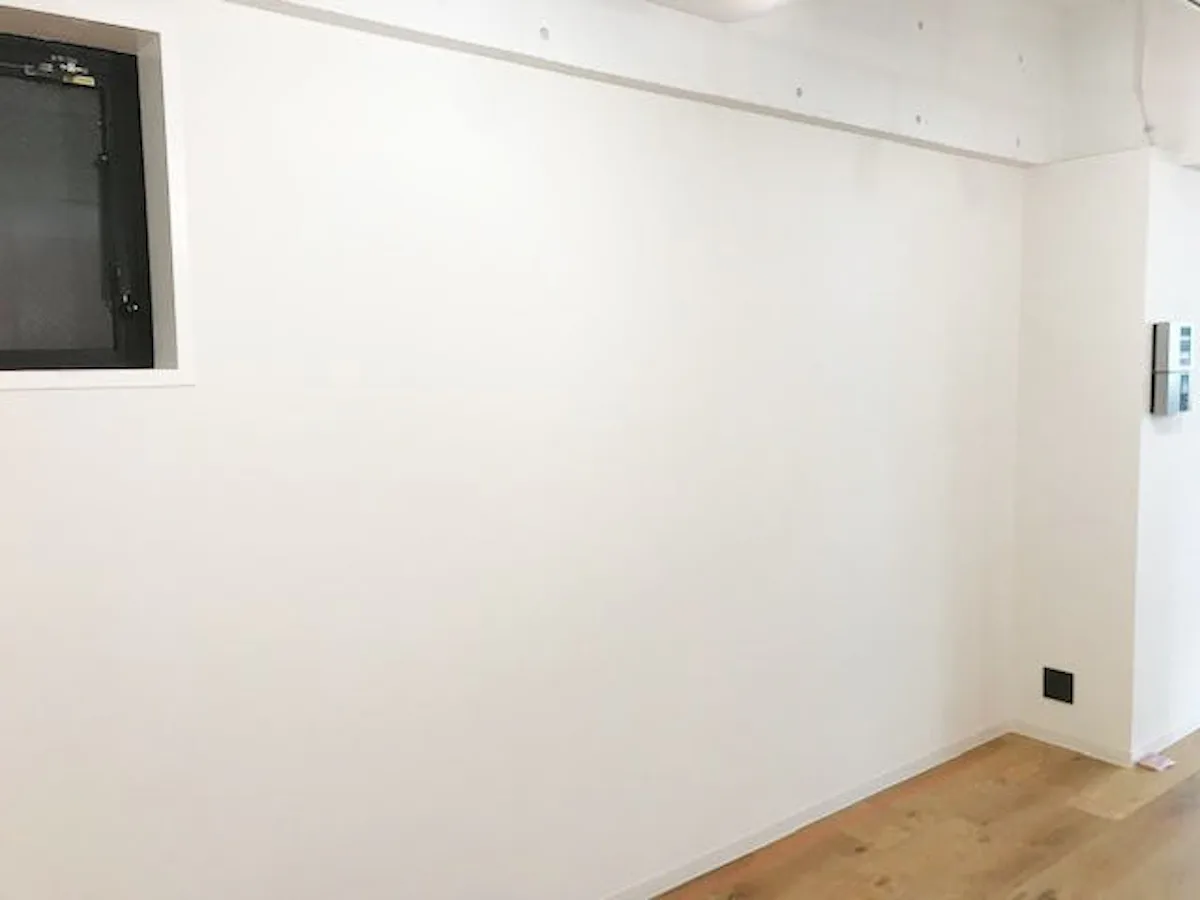 フィットネスクラブ用の全身鏡 施工前の壁