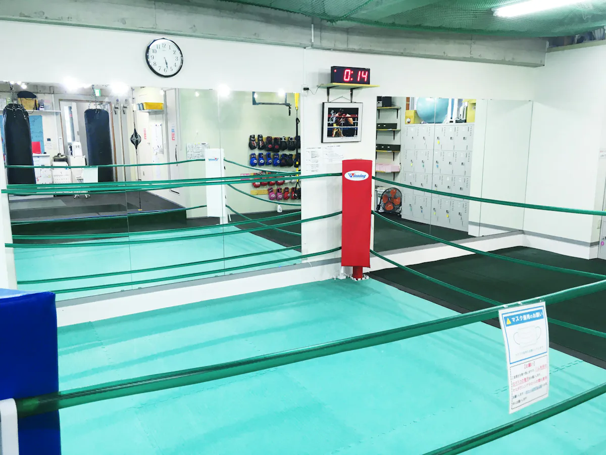 ボクシングジムの壁一面の大型鏡