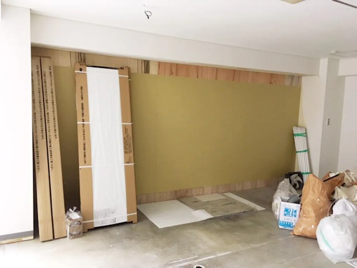 フィットネスクラブ用の全身鏡 施工前の壁