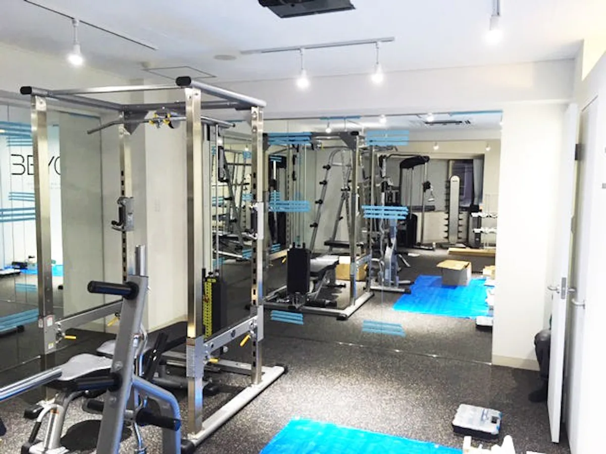 フィットネスクラブに設置した大型鏡