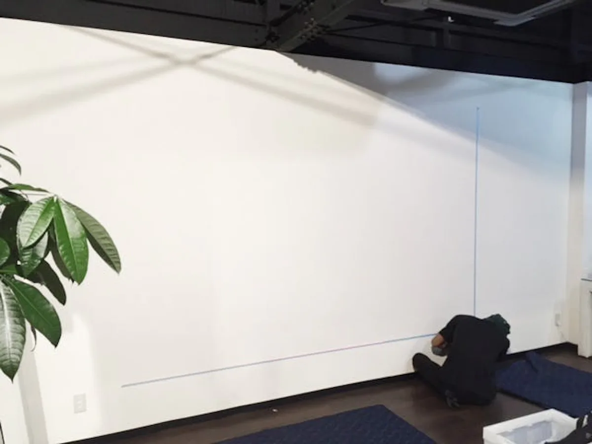 フィットネスクラブ用の全身鏡 施工前の壁