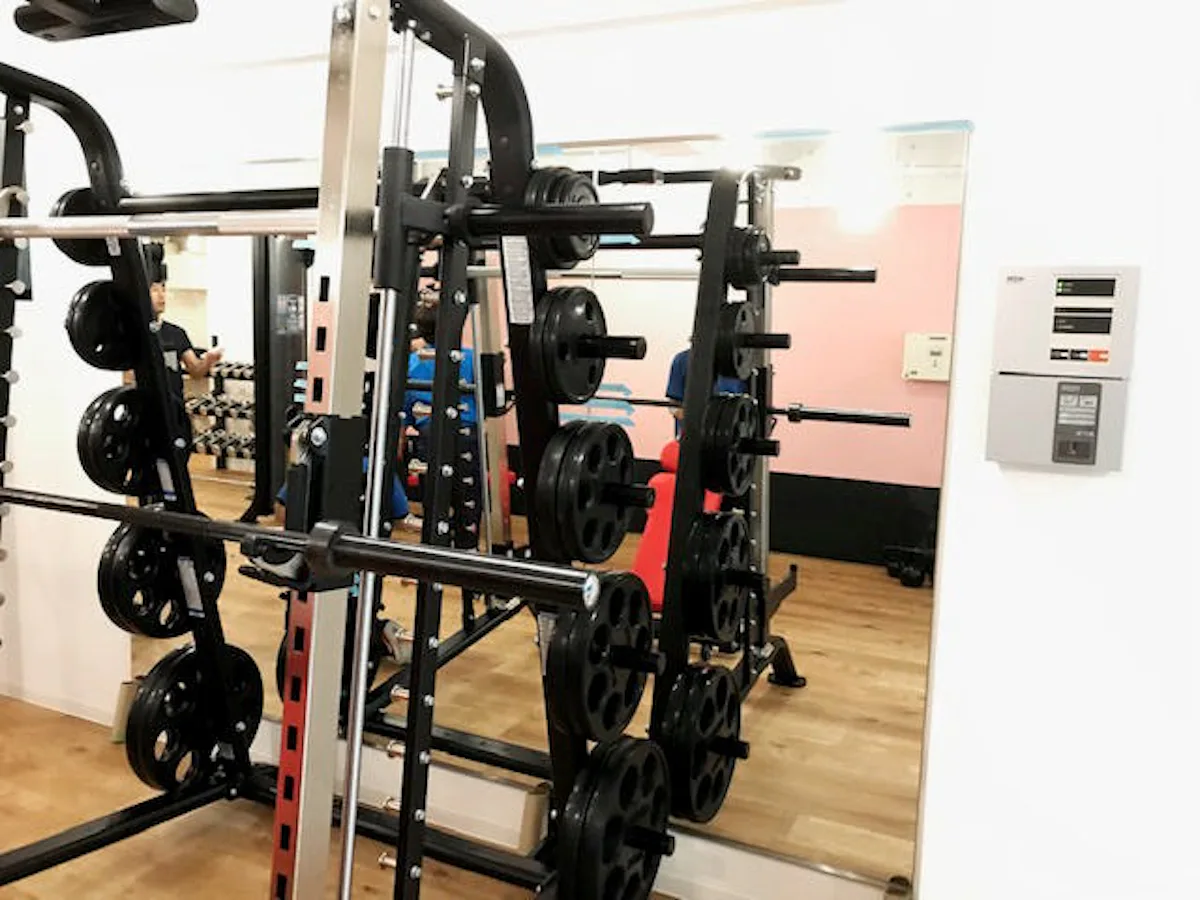 フィットネスクラブ用の全身鏡 施工後の壁