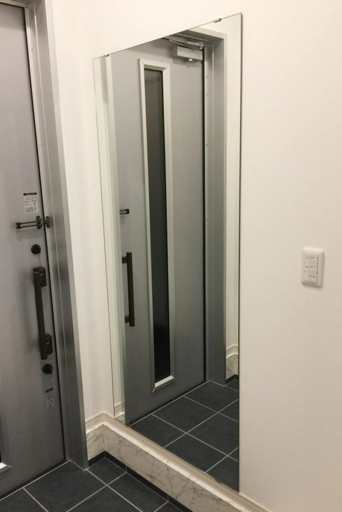 玄関の姿見として縦長の鏡を設置／K様