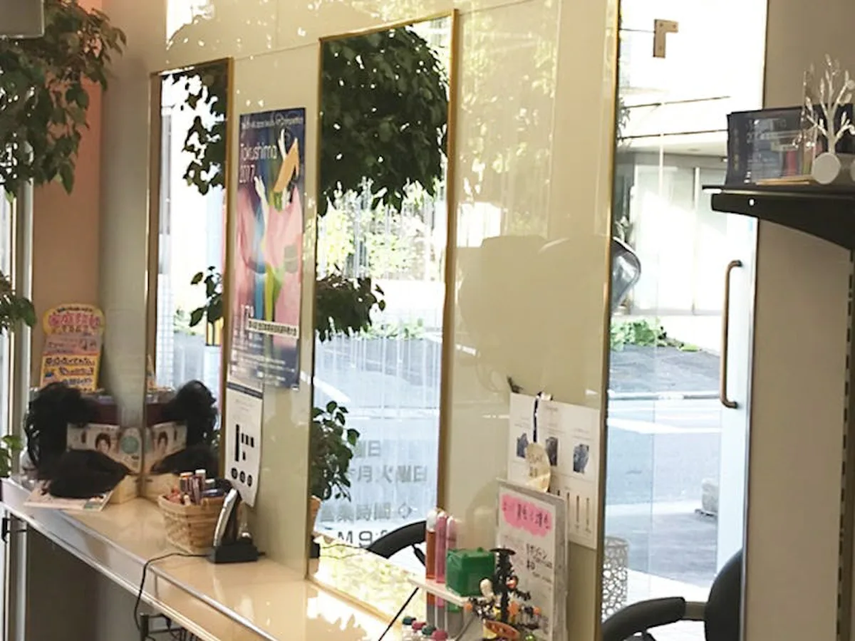 美容室に取り付けた「高透過ミラー」／T社様 (2)