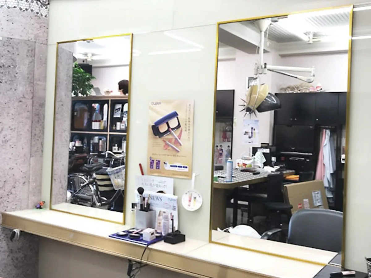 美容室に取り付けた「高透過ミラー」／T社様 (1)