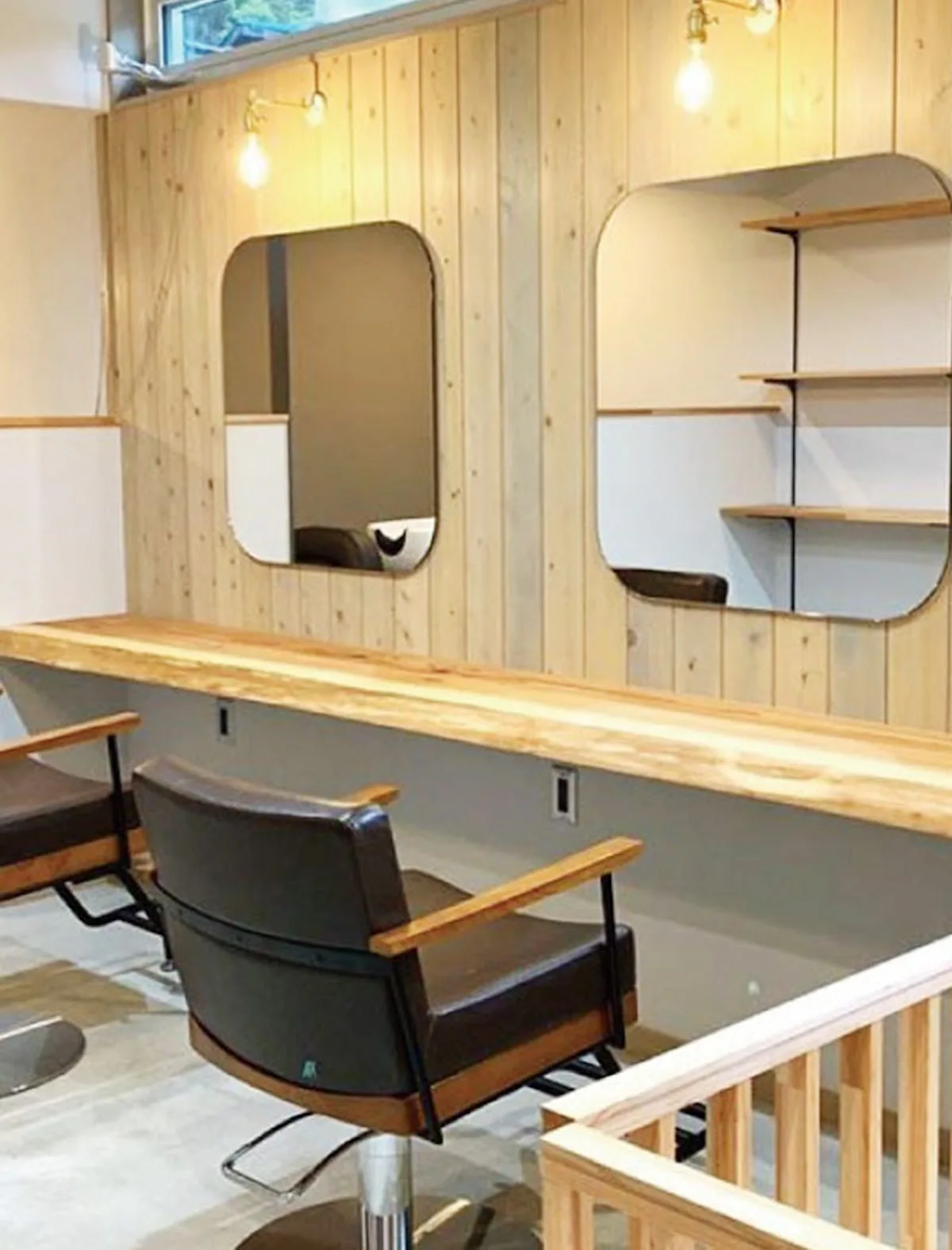 美容室に取り付けた角丸の「高透過ミラー」／H様