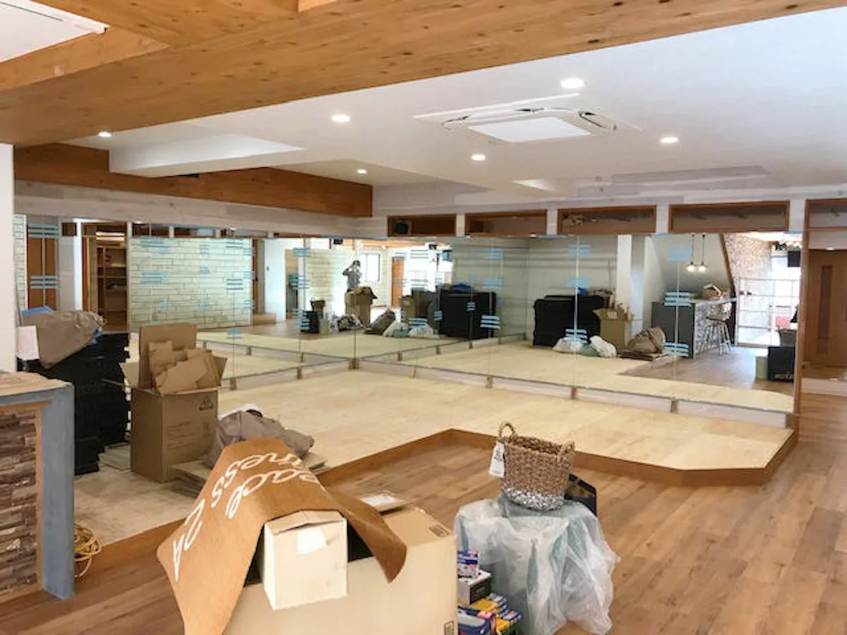 スポーツジムに導入した大型の姿見