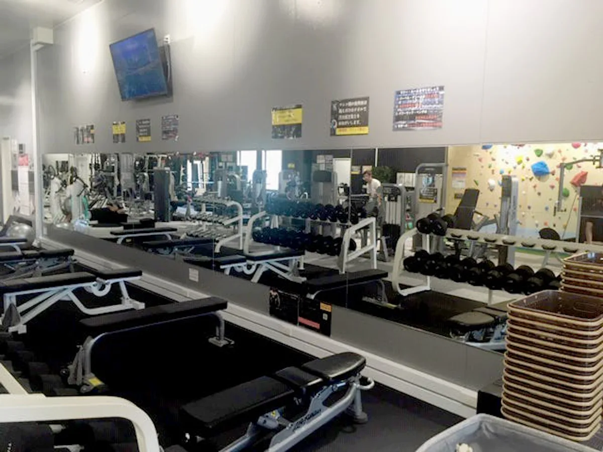 トレーニングスタジオの壁一面の鏡
