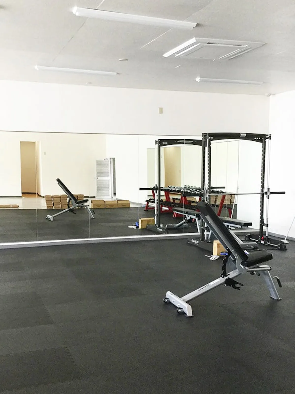 個人経営のトレーニングジムの大型ミラー