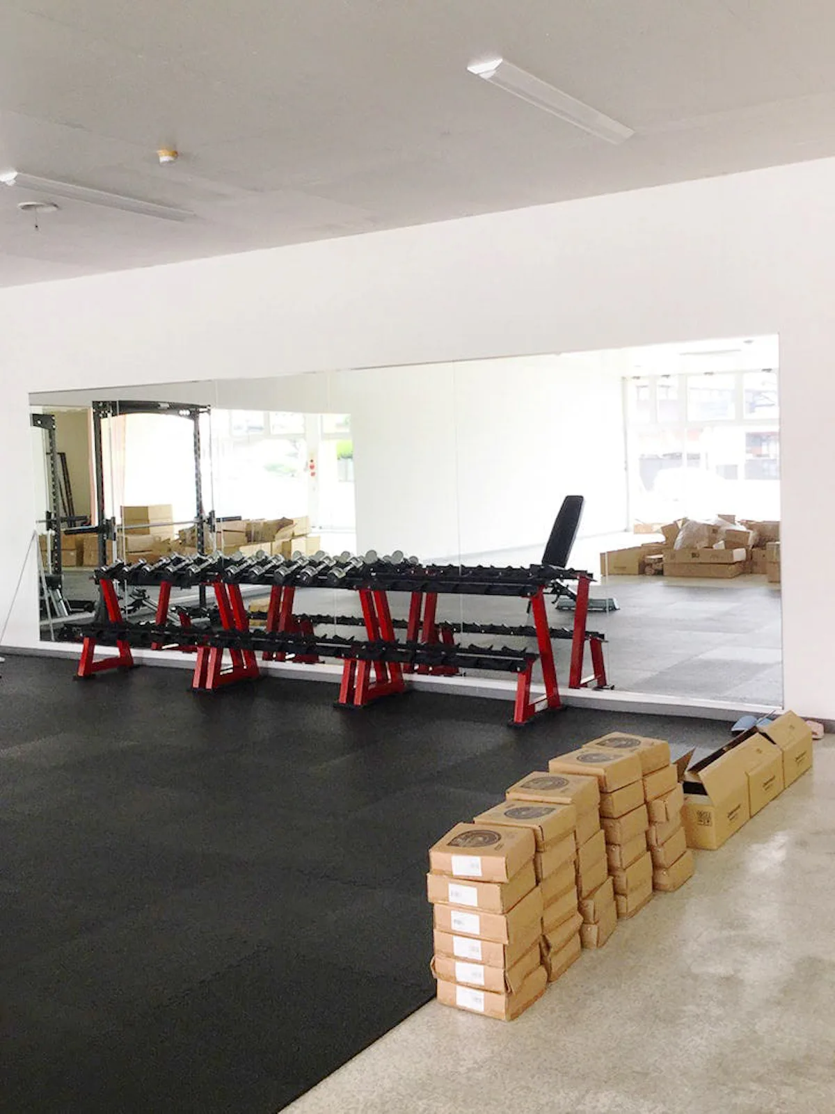 開業予定のスポーツジムの鏡