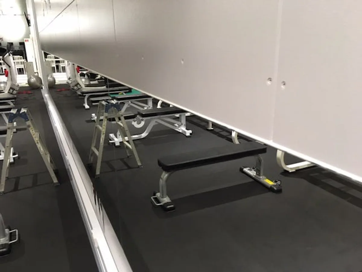 スポーツジムの壁一面の大型鏡