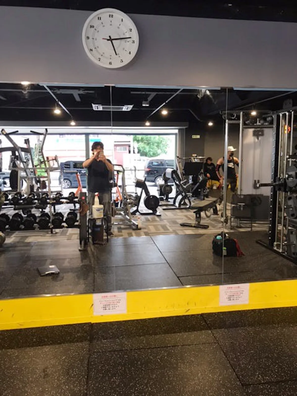 トレーニングジムに導入した大きい姿見