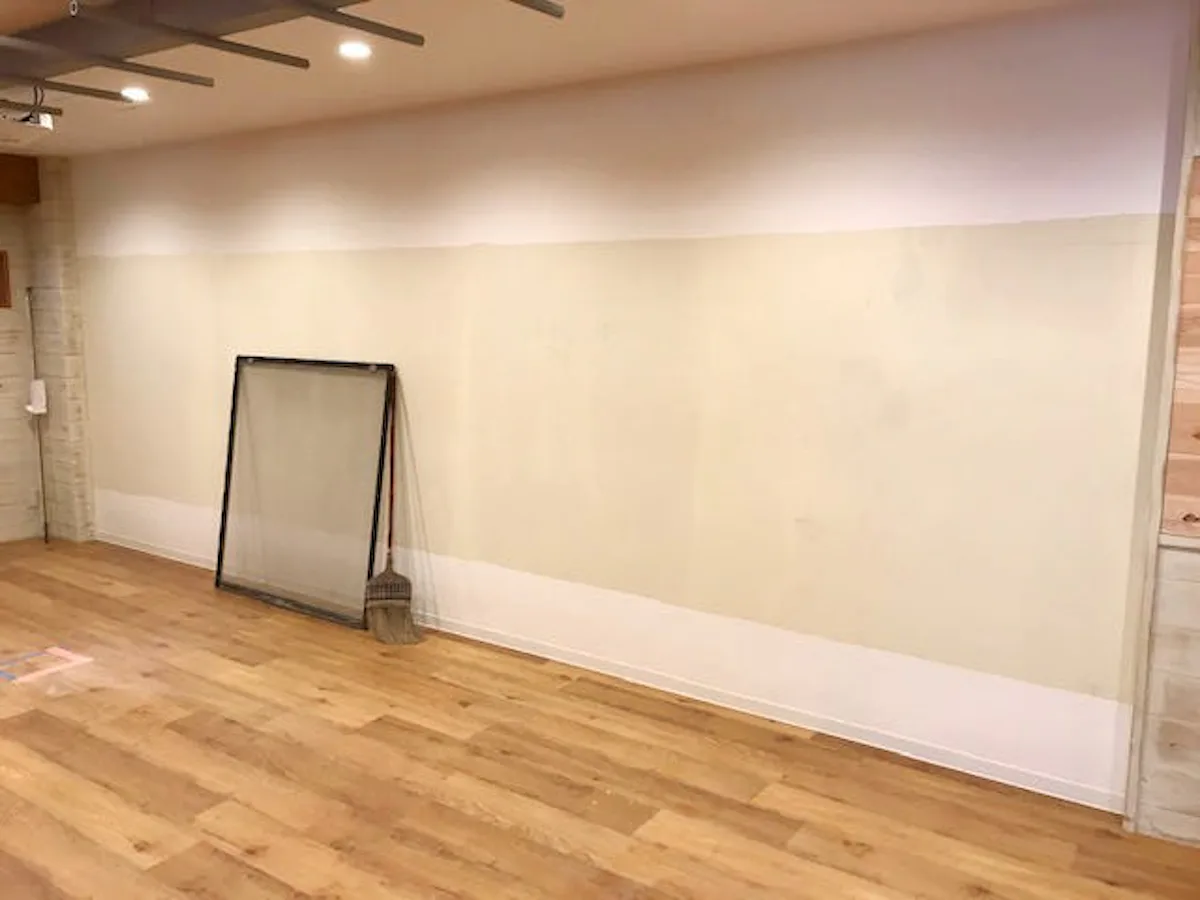 スポーツジム用大型鏡　設置前の壁