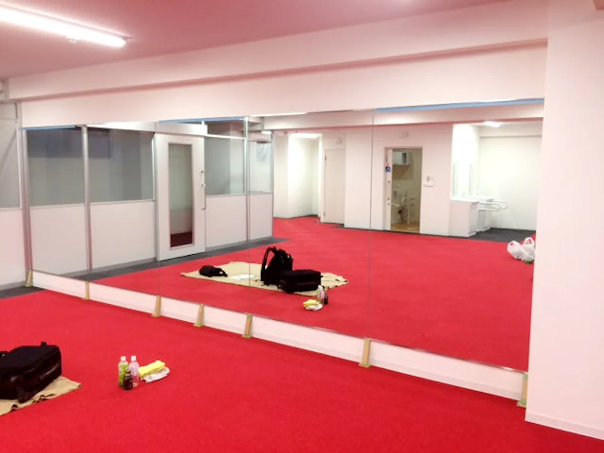 トレーニングジムに導入した大型ミラー