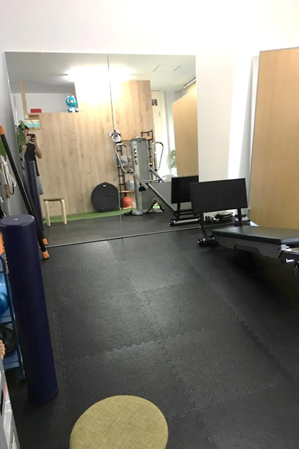 施工いらずでジムに設置できる大型ミラー