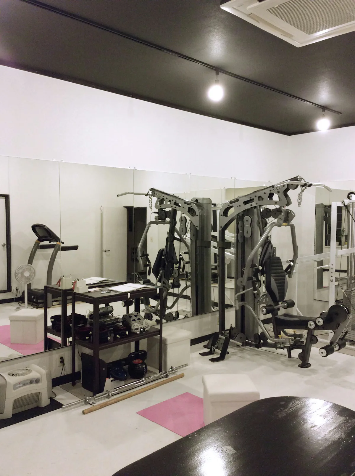 トレーニングジムにおすすめのパネルミラー(1)